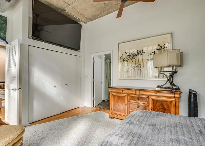 Extended Stay: Walk To Uic Campus & Train!